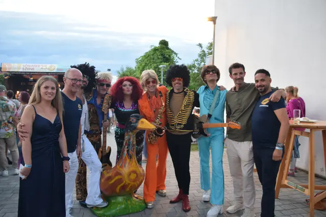 Die "Bad Powells" rissen das Publikum beim Sommerszene-Auftakt mit ihrer Show mit.

 | Foto: Rahel Mold