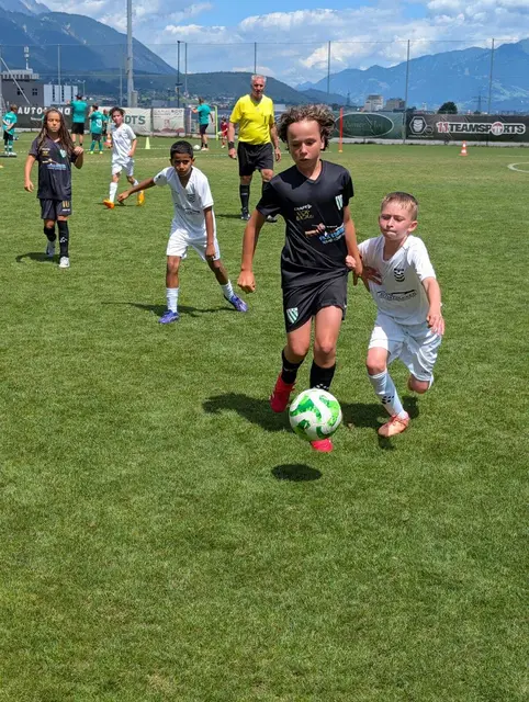 Über 360 Kinder kämpften um Tore und Pokale. | Foto: SK Rum