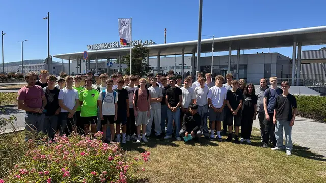 Mit dabei: 43 Schüler und vier Lehrer, die einen exklusiven Blick hinter die Kulissen der Produktion von Fahrzeugen der Marken Volkswagen, Audi, Škoda und Porsche werfen durften. | Foto: PTS Mistelbach