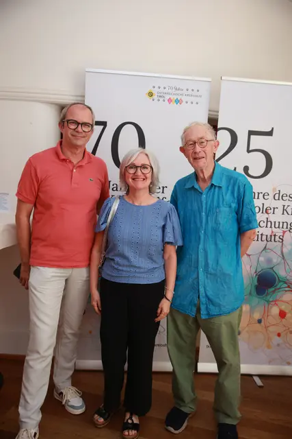 (v.l.) Christian Chini, Anita Singer und Künstler Rainer Schiestl  | Foto: Krebshilfe Tirol