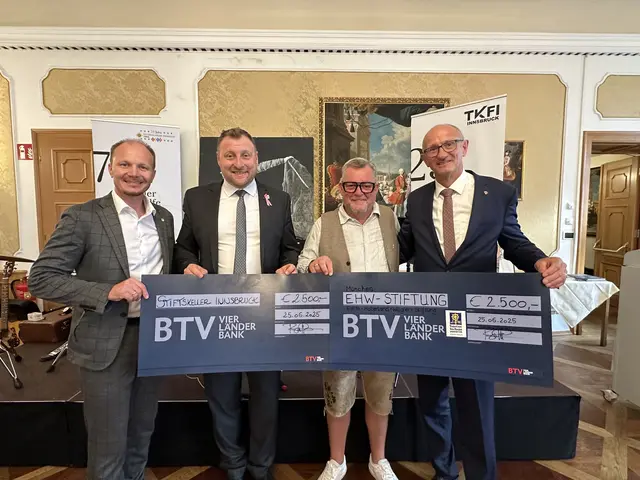 Bei der Jubiläumsfeier im Stiftskeller in Innsbruck, im Bild: (v.l.) Innsbrucks Bürgermeister Johannes Anzengruber Florian Klotz (Geschäftsführer der Krebshilfe Tirol), Raimund Burkhard (Stiftskeller-Chef) und Landeshauptmann Anton Mattle  | Foto: Krebshilfe Tirol