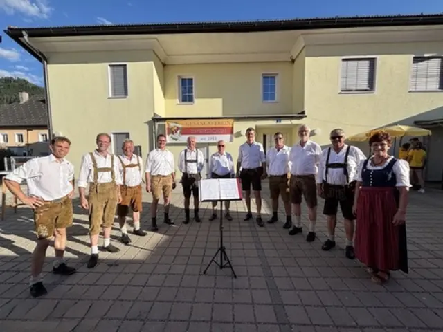 Der MGV Zweikirchen mit Chorleiterin Heidrun Planton | Foto: MeinBezirk