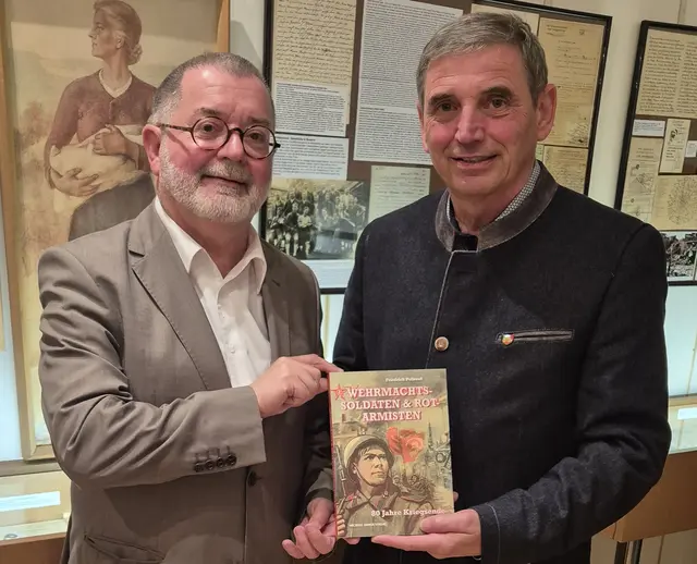 Autor Friedrich Polleroß (li.) und Bürgermeister Günther Kröpfl. | Foto: privat