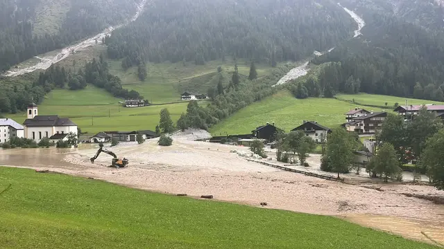 Eine der großen Muren ist mitten in das Dorfzentrum gerauscht. | Foto: privat