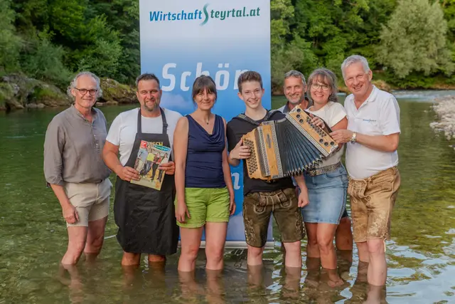 Kurt Plursch (Obmann-Stv., Malerei Plursch, Leonstein), Harun Wiesinger (Grillmeister, h-Dach, Molln), Yvonne Poscher (Cranio Yvonne, Leonstein), Harmonikamacher-Lehrling Michael Mitterwenger, Dominik Gasplmayr (Obmann-Stv., Gasplmayr GmbH, Grünburg), Iris Egelseer (YouSee, Leonstein), und Obmann Karl Schwarz (v.li.). | Foto: WKO