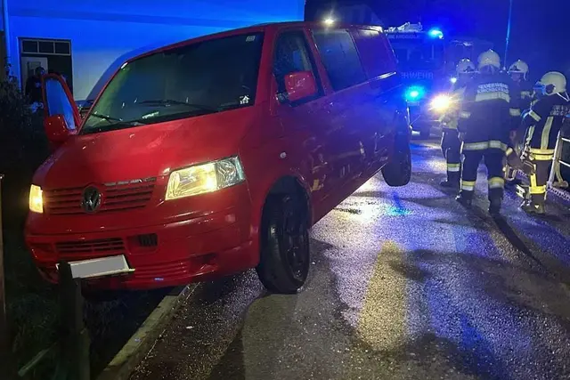 Das rechte Vorderrad hing über dem Zöbernbach in der Luft, und der Fahrzeugboden lag auf dem beschädigten Brückengeländer auf. | Foto: FF Kirchschlag in der Buckligen Welt