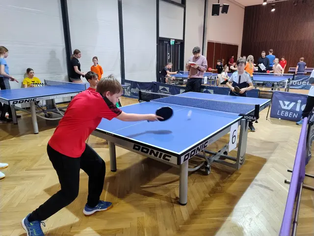 Tischtennis muss – während der Ferien – nicht zwingend in der Halle gespielt werden.