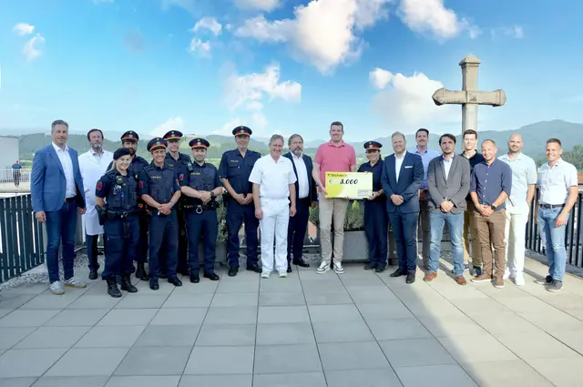 Das Team der Polizeiinspektion St. Veit an der Glan zusammen mit Mitgliedern des Round Table 23 bei der feierlichen Übergabe der Spende an das Krankenhaus der Barmherzigen Brüder. | Foto: Barmherzige Brüder
