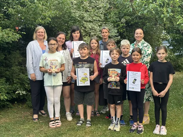 Die Freude war groß an der Volksschule Horn, als im feierlichen Rahmen gleich zwei Top-Job-Urkunden an die engagierten Schüler überreicht wurden. | Foto: Elvira Alic