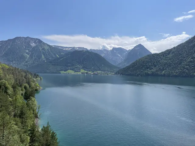 Ein Gleitschirmflieger verlor die Kontrolle und stürzte in den Achensee bei Pertisau. | Foto: Othmar Kolp