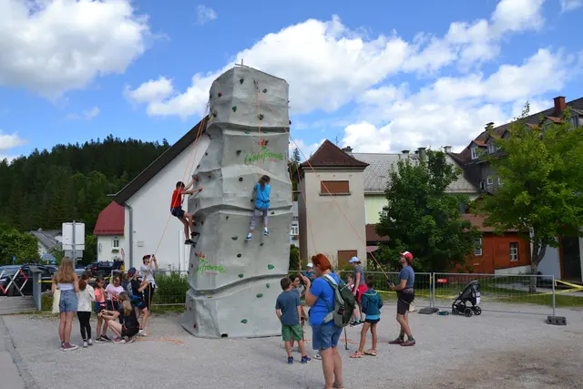 Die Naturfreunde haben mit dem Kletterturm auch abseits der Strecke für Action gesorgt | Foto: Alexander Fritsch