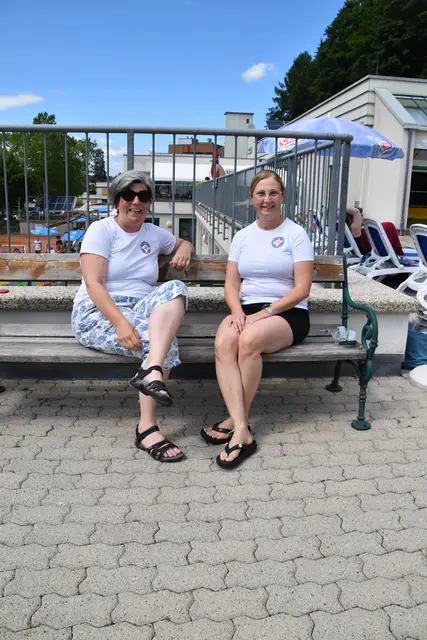 Die Badretterinnen Eva Hottenroth und Sandra Deuretzbacher kümmern sich im Scheibbser Allwetterbad um die Sicherheit der Gäste. | Foto: Roland Mayr/MeinBezirk Scheibbs