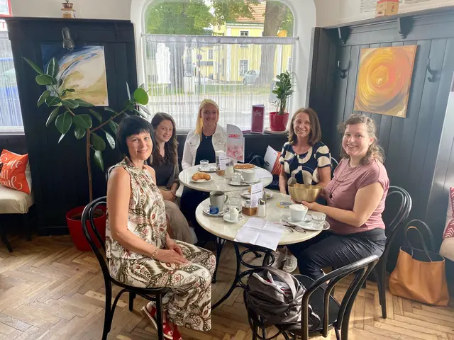 Elisabeth Sammer, Gerlinde Hell-Weltzl, Claudia Zeibeck, Bezirksstellenobfrau Anne Blauensteiner, Natanja Pandur (v.l.). | Foto: Süd – Das Café