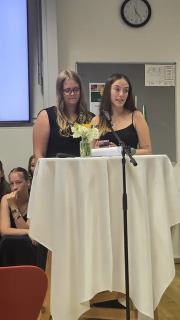 In ihrer Rede bedankten sich die Absolventinnen beim Fachschul-Team und den Eltern. | Foto: Fachschule Maria Lankowitz