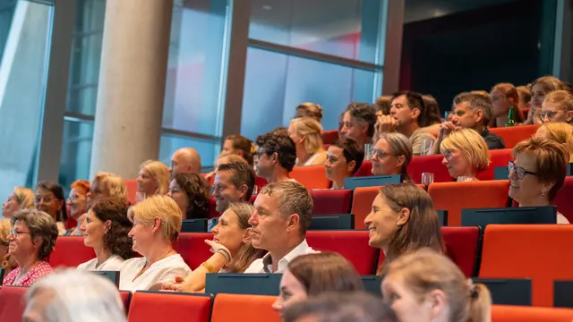 Rund 100 Studierende, Alumni und Wegbegleiterinnen  und Wegbegleiter der Physiotherapie-Ausbildung feierten am Freitagabend gemeinsam die letzten 50 Jahre. | Foto: FH Salzburg/Magdalena Eymannsberger