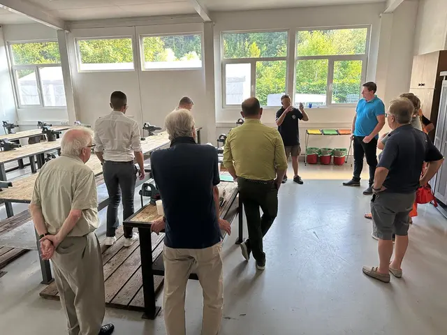 Johannes Binder zeigten den Interessierten zahlreiche Möglichkeiten der Ausbildung. | Foto: Binder