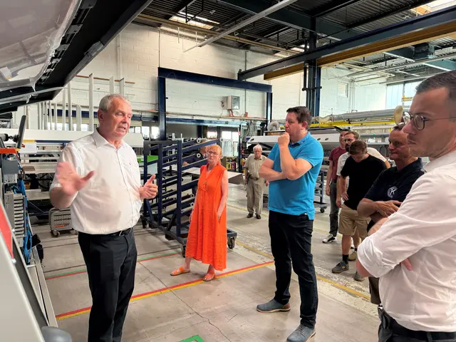 Holz-Her-Geschäftsführer Harald Steiner erklärte den Gästen die Produktionshallen. | Foto: Binder