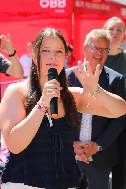 Katja Angerer ist die Siegerin des Kreativwettbewerbs an der HLW Leoben. Ihre Gestaltung ziert den neuen E-Bus der Stadtwerke Leoben. Als Preis erhielt sie ein Klimaticket.  | Foto: Armin Russold