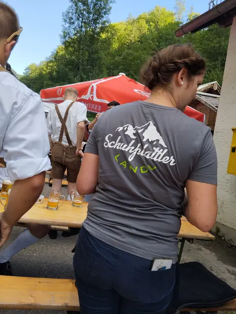 Fleißige Helferinnen der Landler Schuhplattler