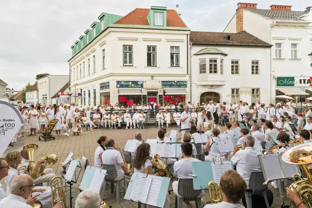 Die Stadtmusik Baden mit Alexander Cachée spielt in der Innenstadt. | Foto: Alexander Felten