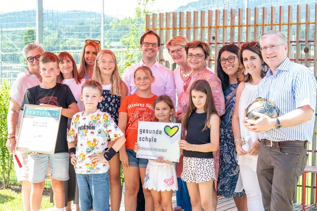 Vertreter der Stadtgemeinde vor Ort in der Vorzeigeschule und nun auch "Gesunden Schule" Hörzendorf. | Foto: Stadt St. Veit