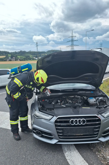 Die Feuerwehr führte nach ihrem Eintreffen eine gründliche Nachkontrolle mit einer Wärmebildkamera durch | Foto: TEAM FOTOKERSCHI / FEUERWEHR ASTEN