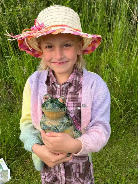 Kröten, Frösche und Molche liegen der siebenjährigen Sophie Spindler aus Kopfing am Herzen.  | Foto: Naturschutzbund Bezirksgruppe Schärding
