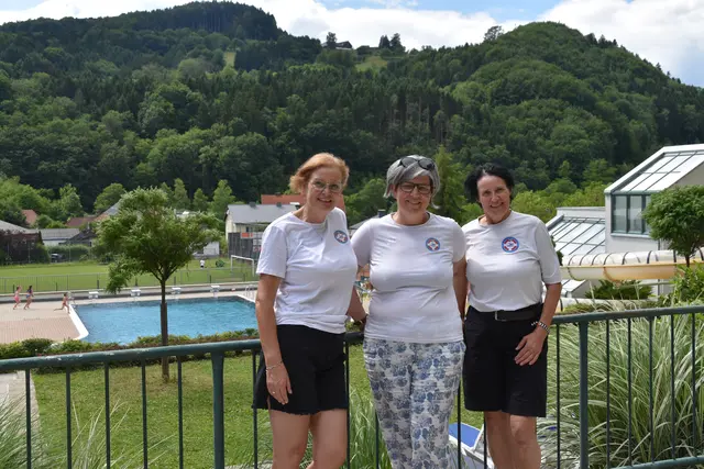 Die Badretterinnen Sonja Reßl, Eva Hottenroth und Anita Kraus kümmern sich im Scheibbser Allwetterbad um die Sicherheit der Badegäste. | Foto: Roland Mayr/MeinBezirk Scheibbs
