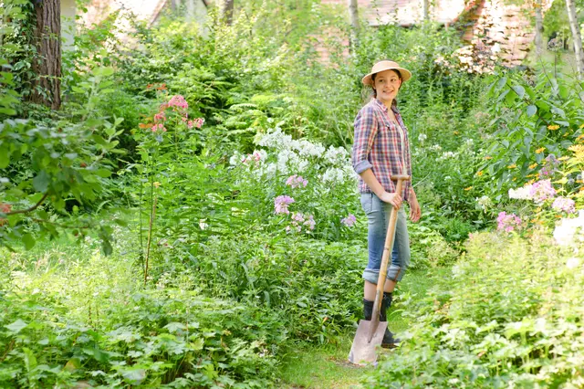 Der eigene Garten ist das Herzstück für viele Menschen. Dieser braucht auch im Sommer entsprechende Aufmerksamkeit, um Trockenheit und Schäden durch Unwetter vorzubeugen. | Foto: Adobe Stock