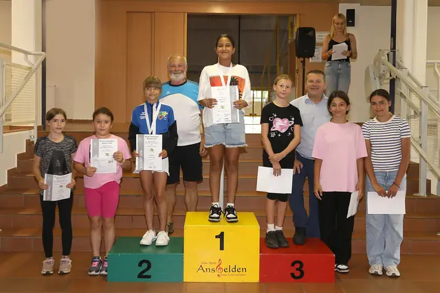So sehen Sieger aus. Ansfelden Bürgermeister Christian Partoll (re.) gratulierte zum Erfolg. | Foto: Bettina Amon