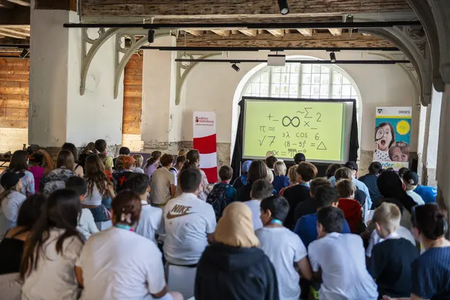 Während am Vormittag angemeldete Schulklassen in Work­shops eintauchten, stand der Nachmittag allen of­fen, die experimentieren, gestalten oder forschend Neues entdecken wollten.  | Foto: Michael Namberger