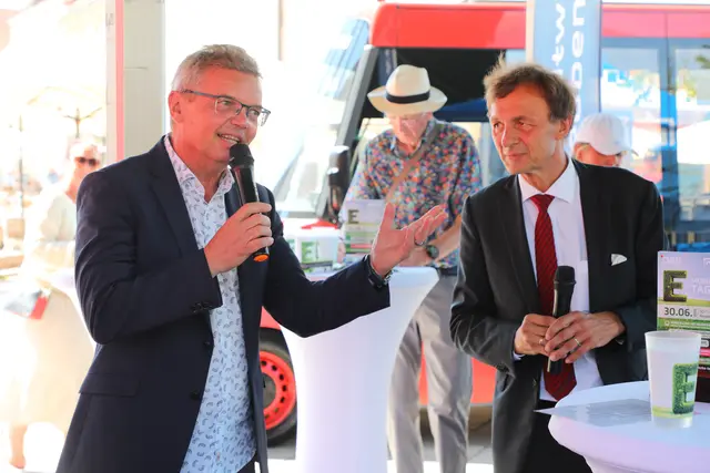 "Wir sind stolz, dass wir etwas zu unserer nachhaltigen Stadt beitragen konnten", freute sich HLW-Diretor Johannes Hanel.  | Foto: Armin Russold