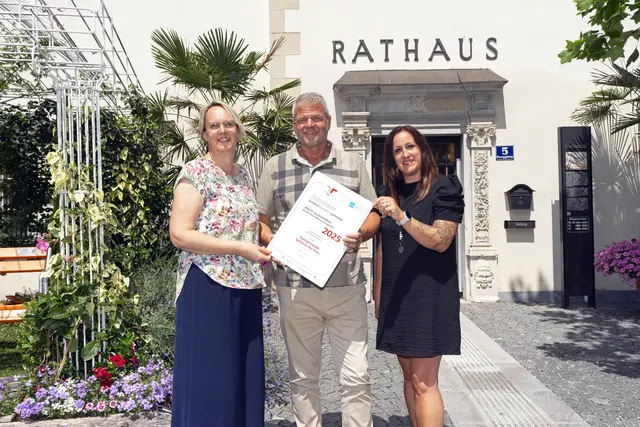 Stadträtin Almut Smoliner, Bürgermeister Gerhard Köfer und Martina Schweiger (Bürgerbüro/Soziales) | Foto: eggspress