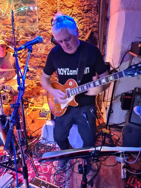 Die Band "BoyzAmLimit" aus dem Lungau interpretierte am 27. Juni 2025 Hits und auch teils recht unbekannte Songs aus der internationalen Rock-Geschichte und sorgte damit beim zahlreich ins "Tatort" in Tamsweg gekommenen Publikum für beste Stimmung. | Foto: pjw/peter bolha