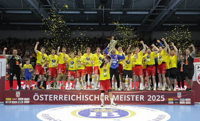 Die Spieler des UHK Krems feiern ausgelassen nach ihrem sechsten Handball-Meistertitel in der Vereinsgeschichte. | Foto: GEPA pictures