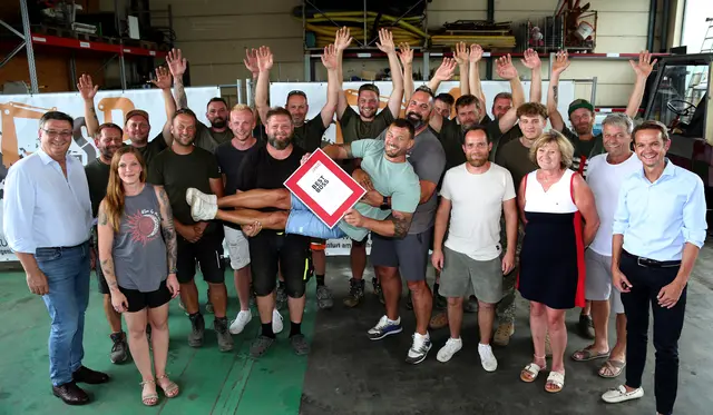 Jürgen Mandl (li.) und Markus Polka (re.) mit Rene Priebernig und seinen Mitarbeiterinnen und Mitarbeitern.  | Foto: Hannes Krainz