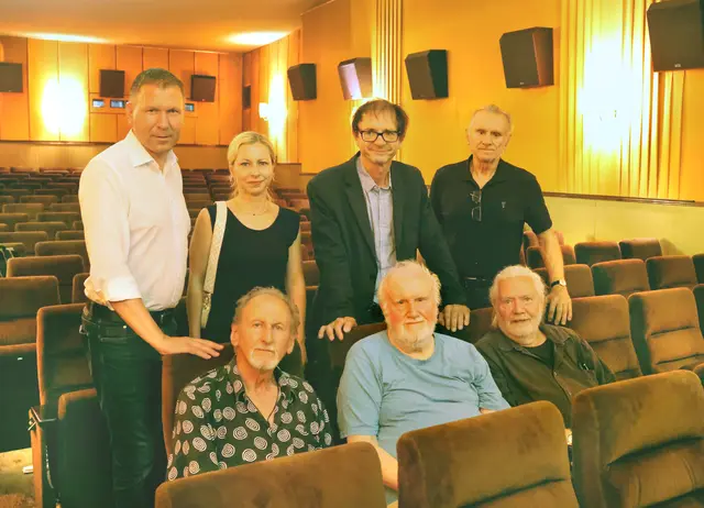 vorne v.l. Stummfilmmusiker Gerhard Gruber, Autor Wilhelm Pevny, Regie-Assistent Dieter Berner. 
hinten v.l. Stefan Lang, Eva Heilinger, Dir. Ernst Kieninger, Kinobesitzer Leopold Harzhauser
 | Foto: Herbert Schleich