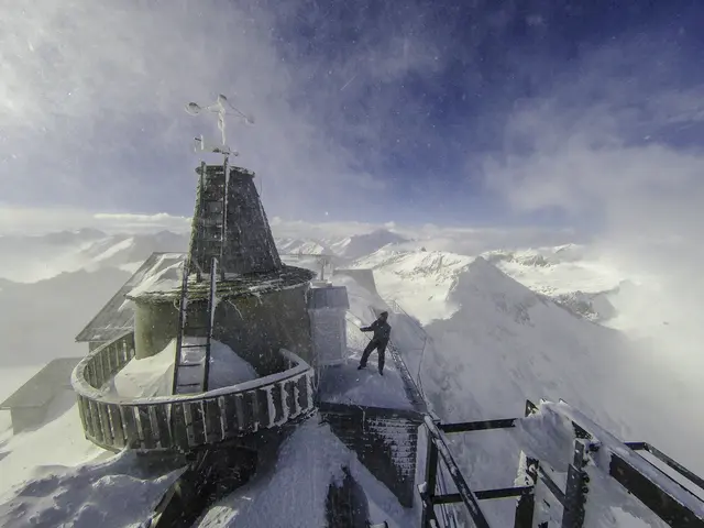 In der ersten Folge des neuen Podcasts der GeoSphere Austria, nimmt Elke Ludewig, Leiterin des Sonnblick-Observatoriums, die Hörer mit auf 3.100 Meter Höhe und erzählt von ihrer Forschung zu Wolken, Schnee und Regen. Im Bild: Sonnblick-Observatorium der GeoSphere Austria. | Foto: GeoSphere Austria/Scheer