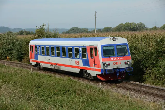 Der Triebfahrzeugführer war allein im Zug unterwegs, als er zwischen Breiteneich und Rodingersdorf plötzlich mit einer umgestürzten Eiche kollidierte. | Foto: ÖBB, Christian Zenger