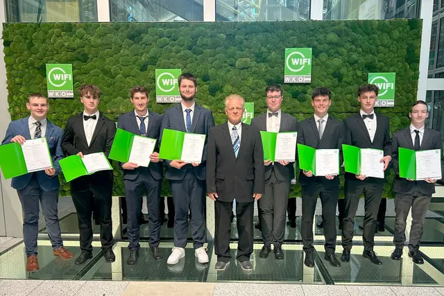 v. l.: Moritz Kreutler, Michael Rois, Philipp Reitinger, David Fenth, Vorsitzender Karl-Wilhelm Baier, Florian Ratzenböck, Timo Weberndorfer, David Grims, Marcel Bauer | Foto: TFS Haslach
