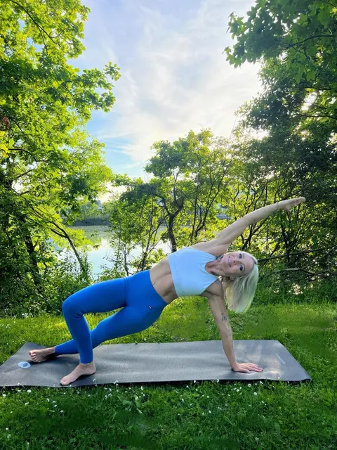 Birgit Müller lädt zum Outdoor-Yoga am Teich in Bodensdorf. | Foto: birgitmueller.at