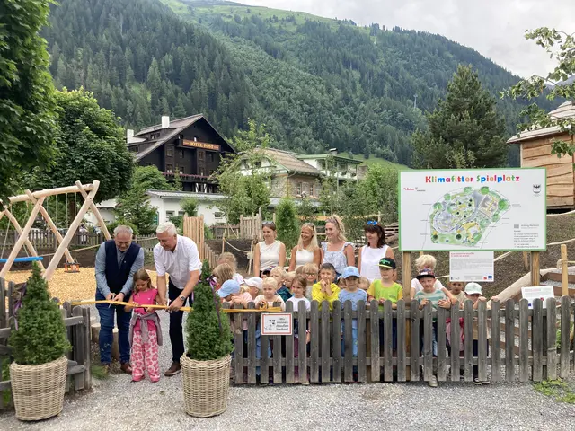 Bgm. Helmut Mall und TVB-Obmann Josef Chodakowsky nahmen die feierliche Eröffnung mit den Kindergartenkindern vor.  | Foto: Elisabeth Zangerl