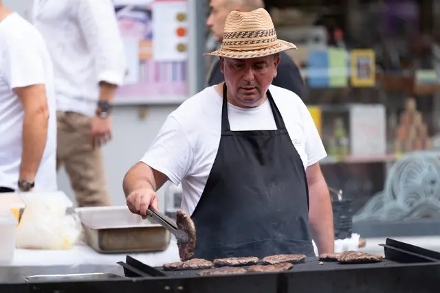 Für Rauchwolken und Geruch nach Grillfleisch sorgte der Stand vom Restaurant "Beograd". | Foto: Emanuel Ullmann