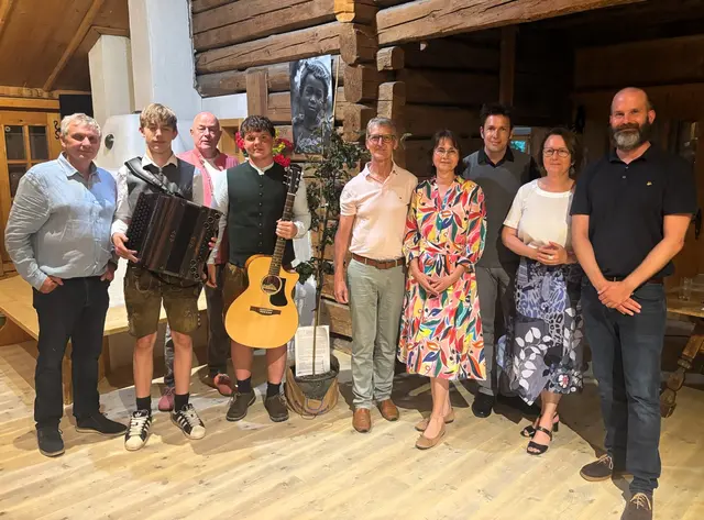 „Dienstbotenwesen und Slow Food Pinzgau trifft Bramberger Obstpresse“. V.l.: Christian Vötter (Bramberger Obstpresse), Simon Embacher, Charly Rabanser (Theatermacher, Autor), Jakob Höller, Dr. Wolfgang Schäffner (Slow Food Pinzgau), Susanna Vötter-Dankl (TAURISKA), Mag. Robert Kleindienst (Moderator, Auto), HRin Dr.in Lucia Luidold (Salzburger Volkskultur) und MMag. Dr. Michael Span (Salzburger Freilichtmuseum).  | Foto: © TAURISKA
