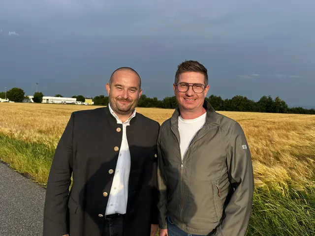Der Vertreter der Bürgerinitiative, Gernot Gruber, und der Bürgermeister von Neukirchen, Andreas Obermayr zeigen sich einig: Das geplante Kühllogistikzentrum soll nicht in der Gemeinde gebaut werden. | Foto: MeinBezirk