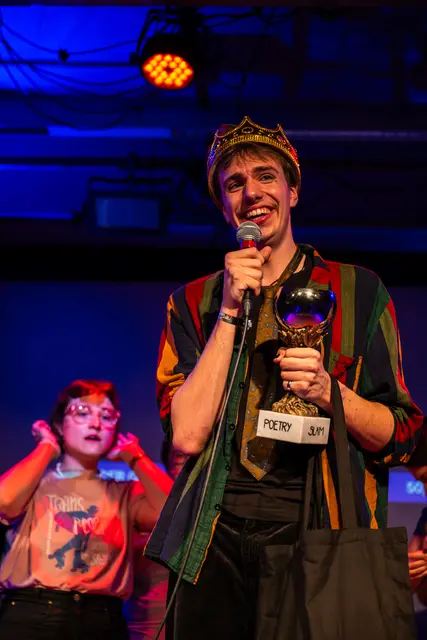 Adrian Mayr holt den Poetry Slam Titel nach Schwaz.  | Foto: Janick Rehfeld