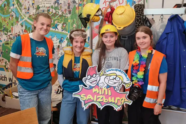 „Mini-Salzburg“ ist eine Spielstadt für Acht- bis 14-jährige, bei der sie drei Wochen lang das Sagen haben und in verschiedenen Rollen leben und arbeiten. Im Bild: Jana, Ines, Katharina und Hannah | Foto: Land Salzburg/Bernhard Kern