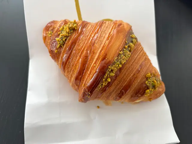 In der Bäckerei wird etwa ein Croissant mit Pistazien-Fülle angeboten. | Foto: Pia Rotter/MeinBezirk