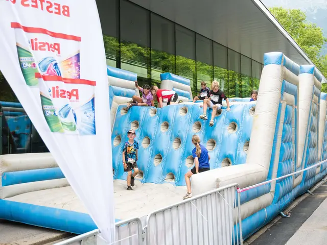 Rund 800 Kinder und Jugendliche beteiligten sich am Vortag beim Lauf.  | Foto: Tom Bause