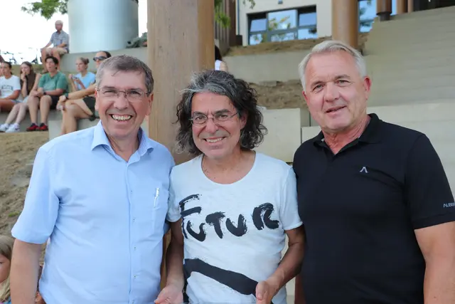 Musikschuldirektor Manfred Uggowitzer (Bildmitte) mit Bgm. Erich Gosch und Bgm. Manfred Komericky  | Foto: Edith Ertl